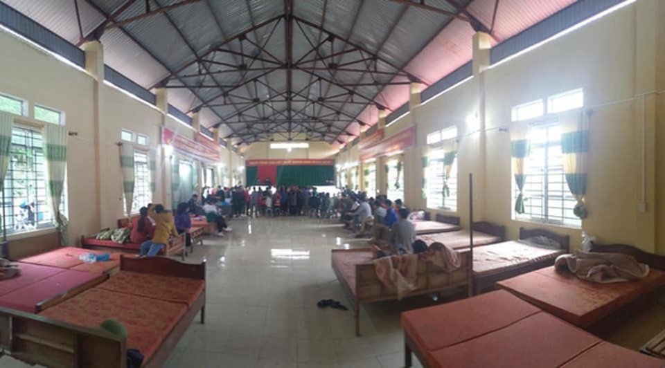 Xếp giường cho dân ngủ khi chờ làm... căn cước công dân - 3 Xếp giường cho dân ngủ khi chờ làm... căn cước công dân - 3