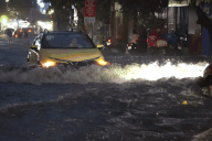 Người dân ở TPHCM ngã trên đường ngập sâu tại khu nhà giàu Thảo Điền