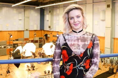 Maya Jama phỏng vấn Anne-Marie