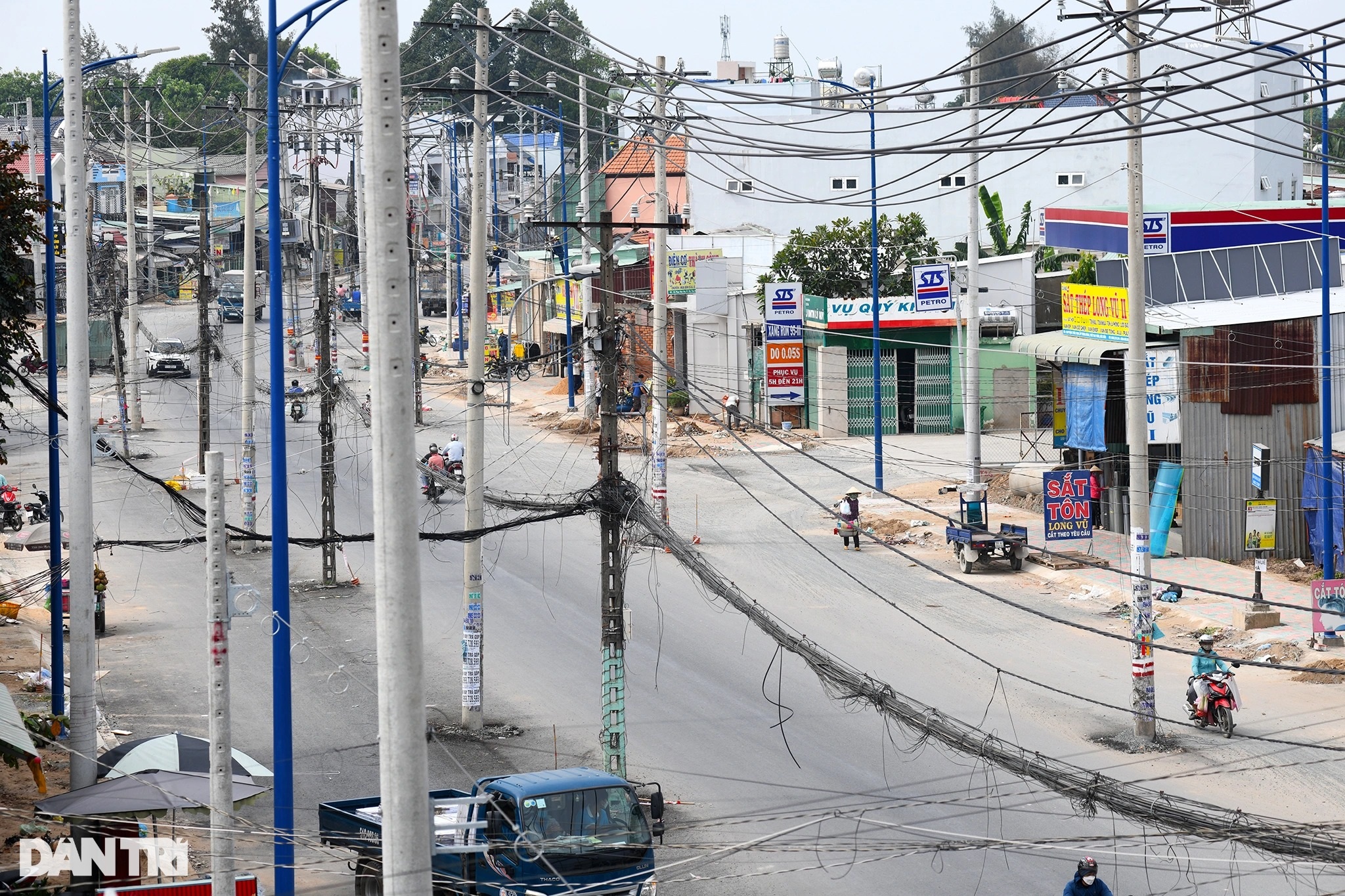 Ma trận trụ điện bủa vây cả tuyến đường, chờ gây họa cho người dân TPHCM - 3 Ma trận trụ điện bủa vây cả tuyến đường, chờ gây họa cho người dân TPHCM - 3