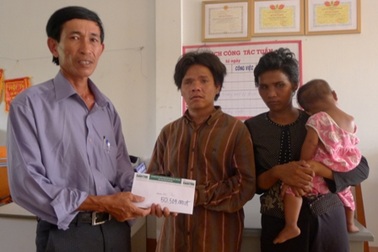 Hơn 50 triệu đồng đến với “vợ chồng mù bán vé số,…”