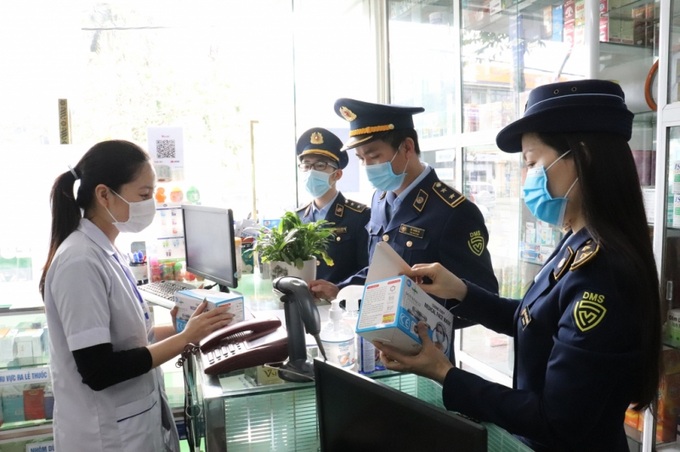 Cơ quan chức năng kiểm tra việc kinh doanh kit-test, khẩu trang...tại các hiệu thuốc