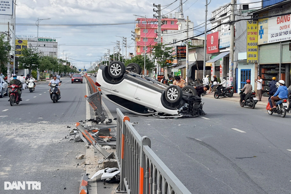 Ô tô lật ngửa trên đường, tài xế chui ra ngoài an toàn - 1 Ô tô lật ngửa trên đường, tài xế chui ra ngoài an toàn - 1