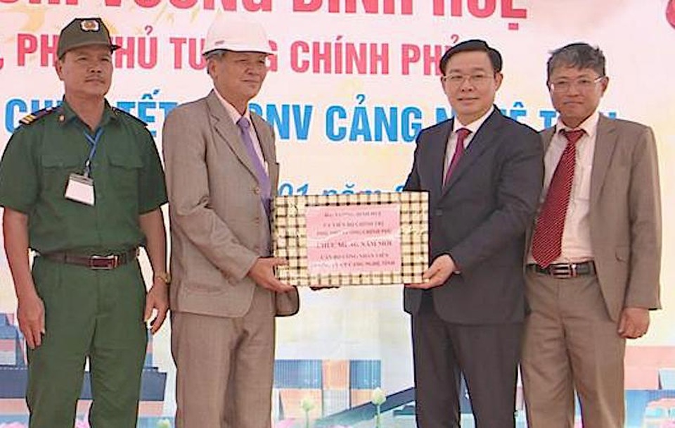 Phó Thủ tướng Vương Đình Huệ thăm cảng Cửa Lò ngày đầu năm - 2 Phó Thủ tướng Vương Đình Huệ thăm cảng Cửa Lò ngày đầu năm - 2
