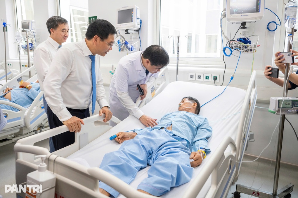 Khoảnh khắc y bác sĩ Bệnh viện Bạch Mai đứng vẫy chào đoàn tàu gây xúc động - 3