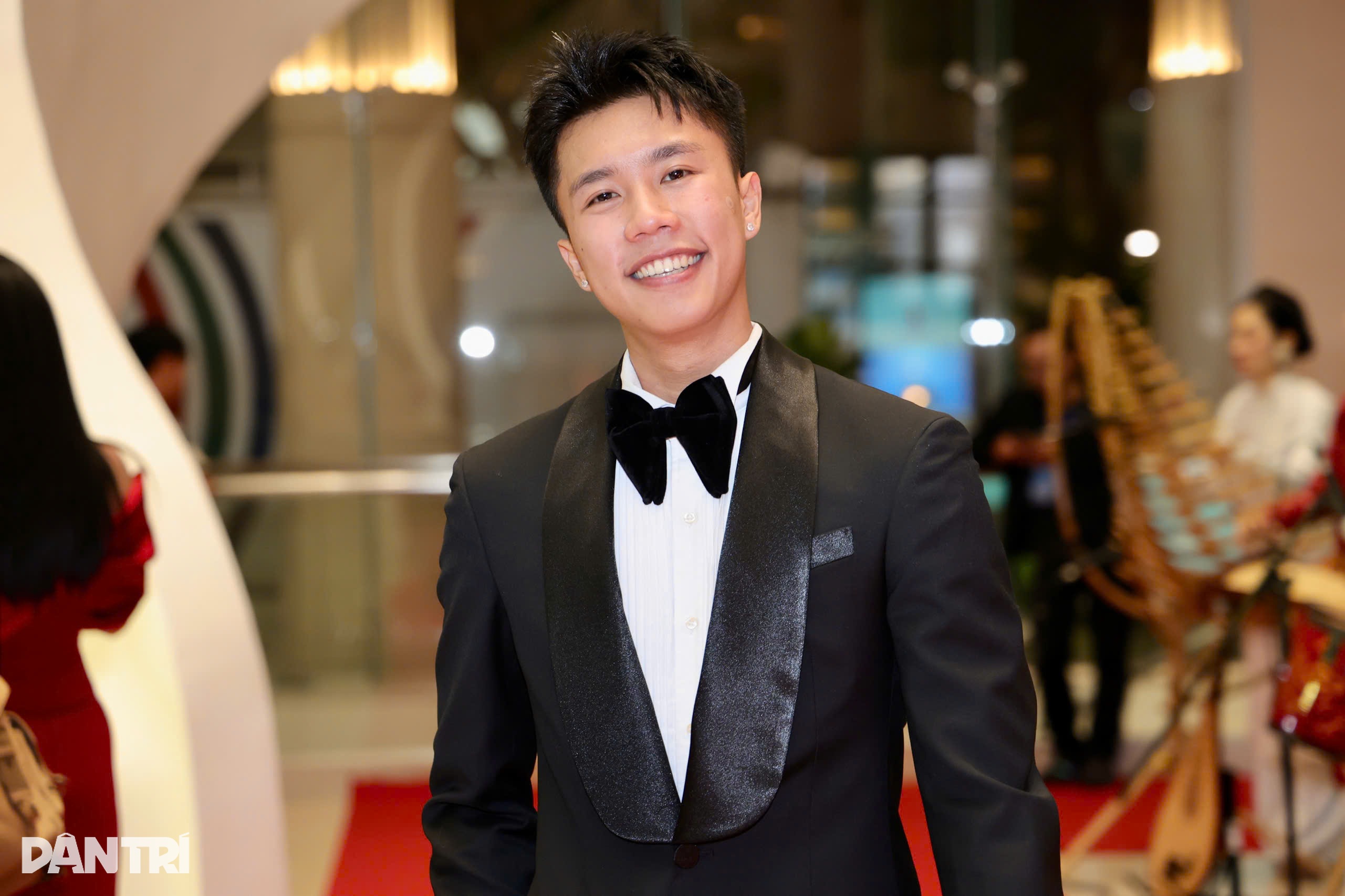 Chai Long Vu luce elegante y Khanh Ly radiante en la alfombra roja del Festival Internacional de Cine de Hanoi - 5 Chải Long Vũ bảnh bao, Khánh Ly rạng rỡ trên thảm đỏ LHP Quốc tế Hà Nội - 5