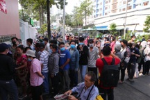 Người hâm mộ xếp hàng mua vé xem HA Gia Lai thi đấu Cúp châu Á