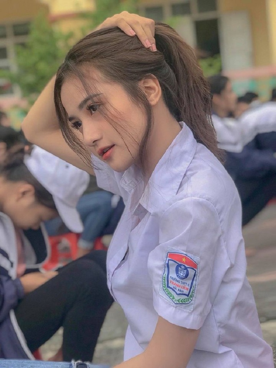 “Thiên thần đồng phục” khoe sắc bên hoa hướng dương - 1 “Thiên thần đồng phục” khoe sắc bên hoa hướng dương - 1