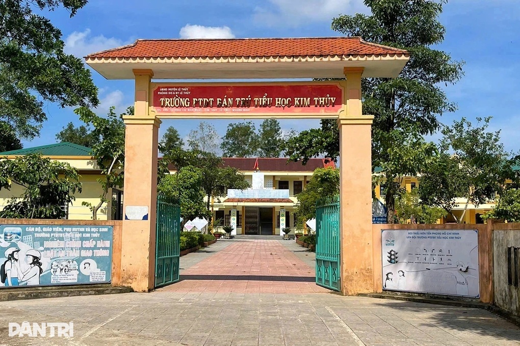 40 alunos hospitalizados: vice-diretora retorna ao cargo, pais levam seus filhos para casa - 2 Vụ 40 học sinh nhập viện: Nữ phó hiệu trưởng trở lại, phụ huynh đưa con về - 2