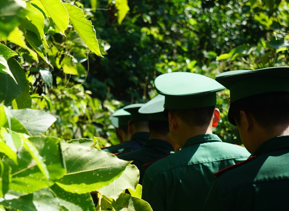 Huy động lực lượng vào rừng sâu vây bắt đối tượng trốn trại nguy hiểm - 6 Huy động lực lượng vào rừng sâu vây bắt đối tượng trốn trại nguy hiểm - 6
