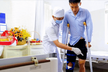 Hùng Dũng bắt đầu tập tễnh đi sau ca phẫu thuật gãy chân