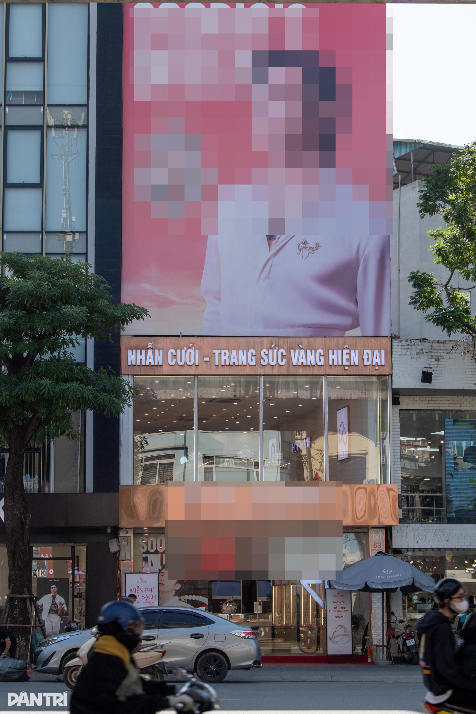 Ma trận bảng, biển quảng cáo gây mất mỹ quan đô thị Hà Nội - 3 Ma trận bảng, biển quảng cáo gây mất mỹ quan đô thị Hà Nội - 3