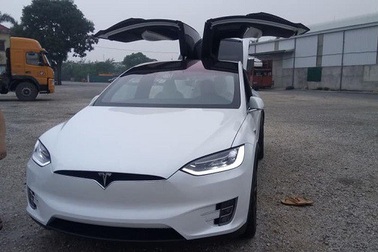 Bất ngờ chiếc SUV tăng tốc nhanh nhất thế giới Tesla Model X P100D về Việt Nam
