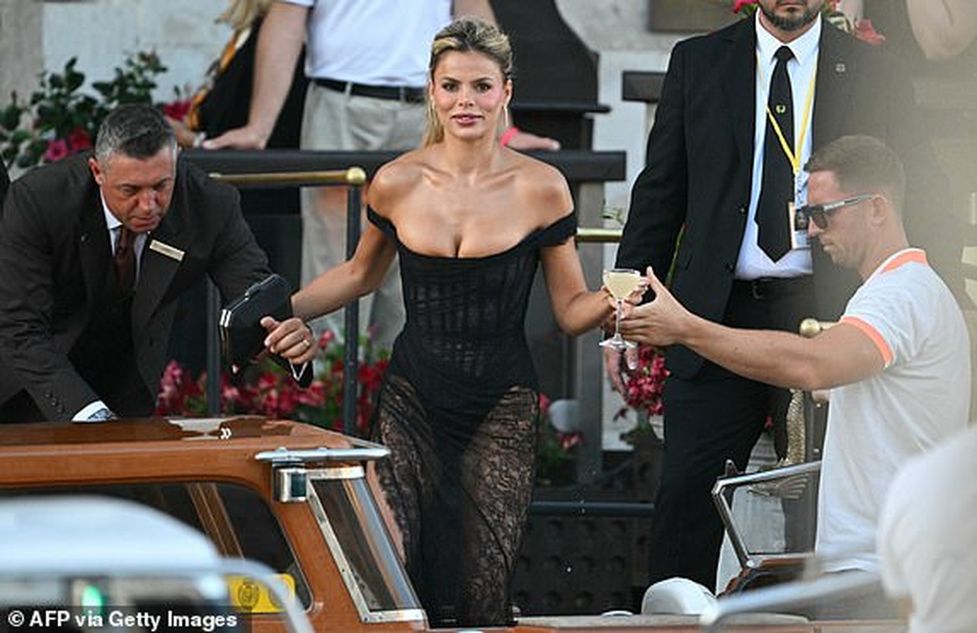 Tỷ phú Jeff Bezos và MC gợi cảm kết thúc tiệc cưới 3 ngày, tốn 55 triệu USD - 18 Tỷ phú Jeff Bezos và MC gợi cảm kết thúc tiệc cưới 3 ngày, tốn 55 triệu USD - 18