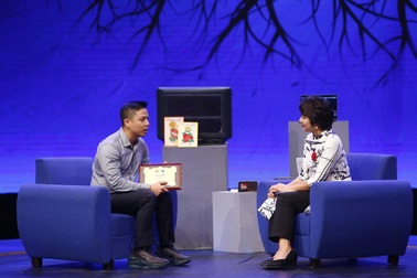 "Hi vọng 2024": Nhìn những vết rách cuộc đời theo cách trìu mến hơn