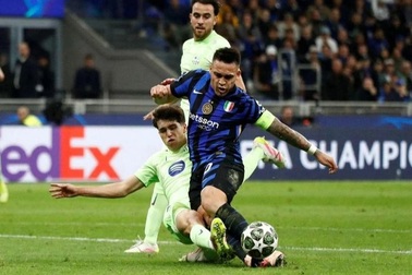 Nhiều tình huống tranh cãi ở trận thua cay đắng của Barcelona trước Inter