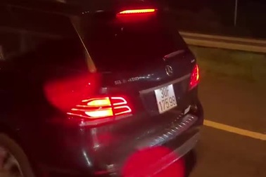 Tài xế vừa điều khiển ô tô trên cao tốc vừa dán chặt mắt vào điện thoại