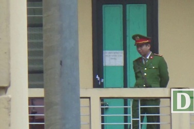 Cảnh sát dẫn giải ông Đinh La Thăng rời phòng xử án