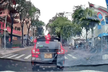 Ô tô ủi bay xe máy trong một tình huống giao thông thường gặp trong đô thị