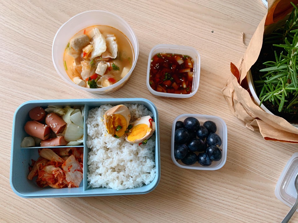 Cô nàng công sở khoe hộp cơm mang đi làm trong một tuần không trùng món - 7 Cô nàng công sở khoe hộp cơm mang đi làm trong một tuần không trùng món - 7