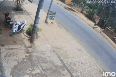 Xe máy và người trượt dài trên đường sau va chạm với taxi