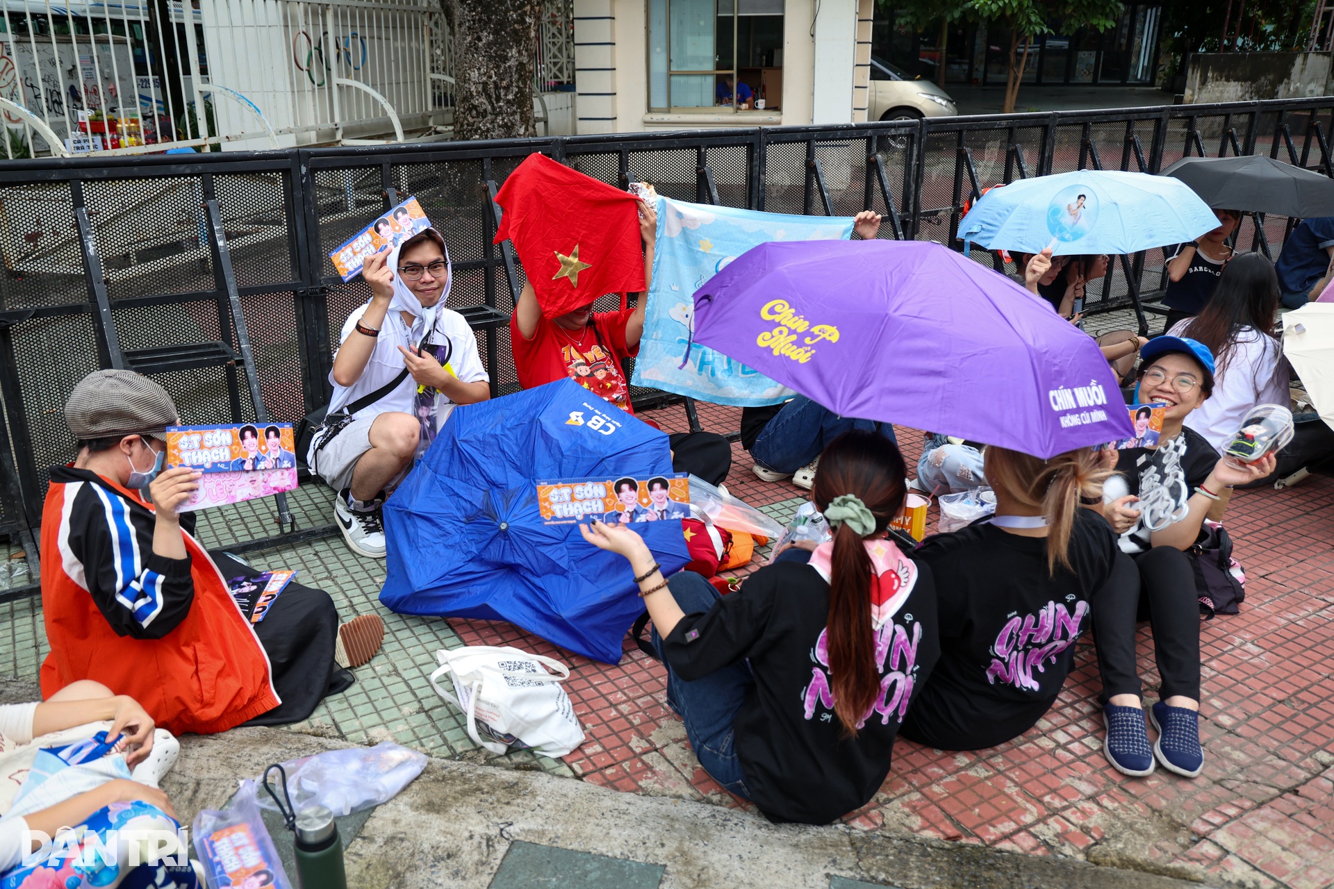 Khán giả Hà Nội, Lâm Đồng vượt đường xa ủng hộ Tôi! Người Việt Nam - 2 Khán giả Hà Nội, Lâm Đồng vượt đường xa ủng hộ Tôi! Người Việt Nam - 2