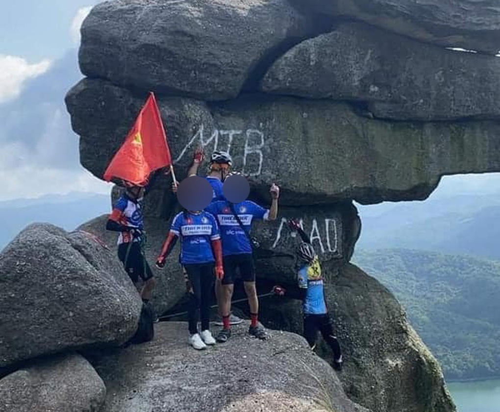 Bức xúc nhóm đạp xe phun sơn lên mỏm núi sống ảo nổi tiếng ở Quảng Ninh - 1