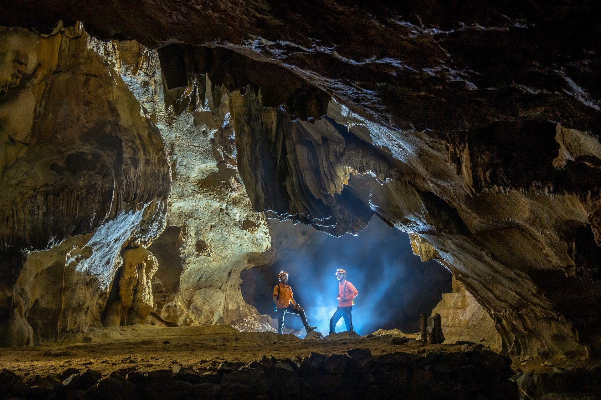 Journey to explore Cha Loi cave, adventurous waterfall rafting in western Truong Son - 1