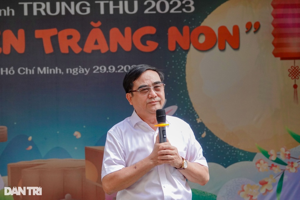 Bữa tiệc yêu thương của những đứa trẻ không biết tết Trung thu là gì - 3 Bữa tiệc yêu thương của những đứa trẻ không biết tết Trung thu là gì - 3