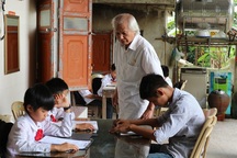 Cụ giáo làng tuổi 80 của học trò nghèo miền núi