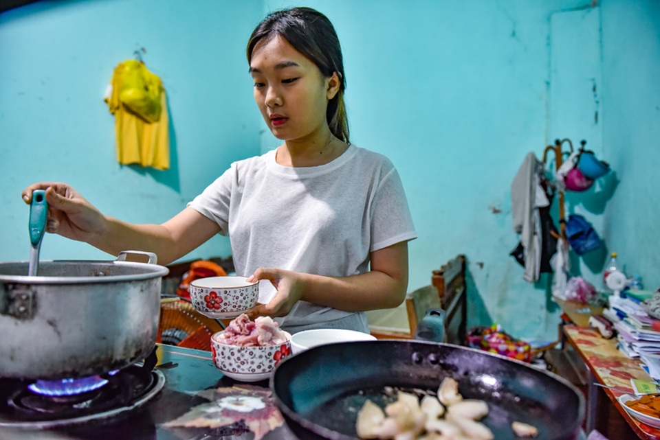 Sĩ tử vùng biên miệt mài ôn thi trong phòng trọ - 7 Sĩ tử vùng biên miệt mài ôn thi trong phòng trọ - 7