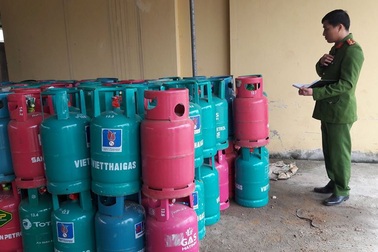 Tàng trữ trái phép hàng trăm bình gas để tết bán kiếm lời