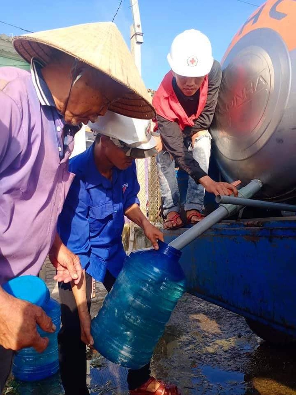 Dịch vụ bơm nước tận nhà đắt hàng thời “tê liệt” sau bão số 9 - 4 Dịch vụ bơm nước tận nhà đắt hàng thời “tê liệt” sau bão số 9 - 4