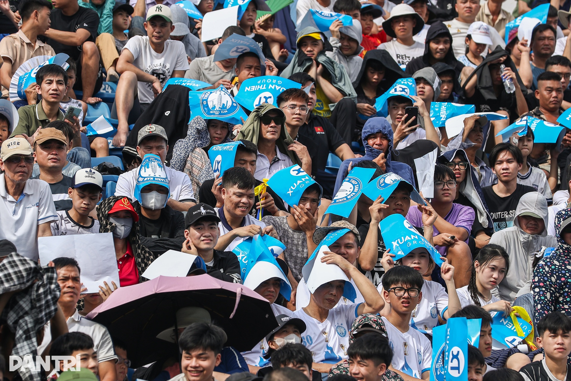 Cảm xúc vỡ oà của Xuân Son và cầu thủ Nam Định sau chức vô địch V-League - 2 Cảm xúc vỡ oà của Xuân Son và cầu thủ Nam Định sau chức vô địch V-League - 2