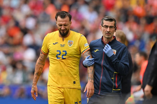 munique-alemanha-vasile-mogos-da-romênia-reage-ao-receber-tratamento-médico-durante-o.jpg munich-germany-vasile-mogos-of-romania-reacts-as-he-receives-medical-treatment-during-the.jpg