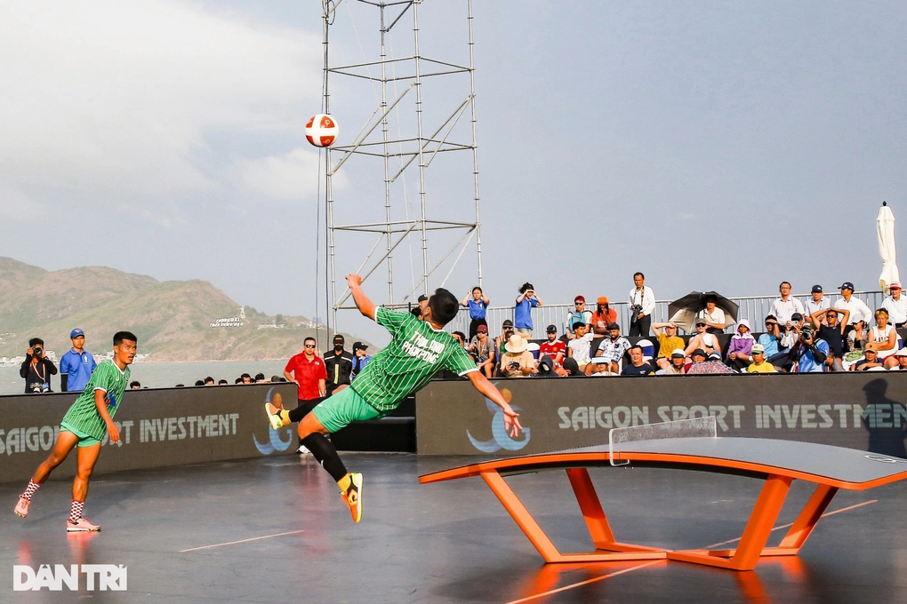 Hấp dẫn những pha ngả bàn đèn đẹp mắt tại giải Teqball ở Quy Nhơn - 1 Hấp dẫn những pha ngả bàn đèn đẹp mắt tại giải Teqball ở Quy Nhơn - 1
