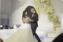 Hot girl Hà My và bạn trai nổi tiếng hôn nhau trên sàn diễn