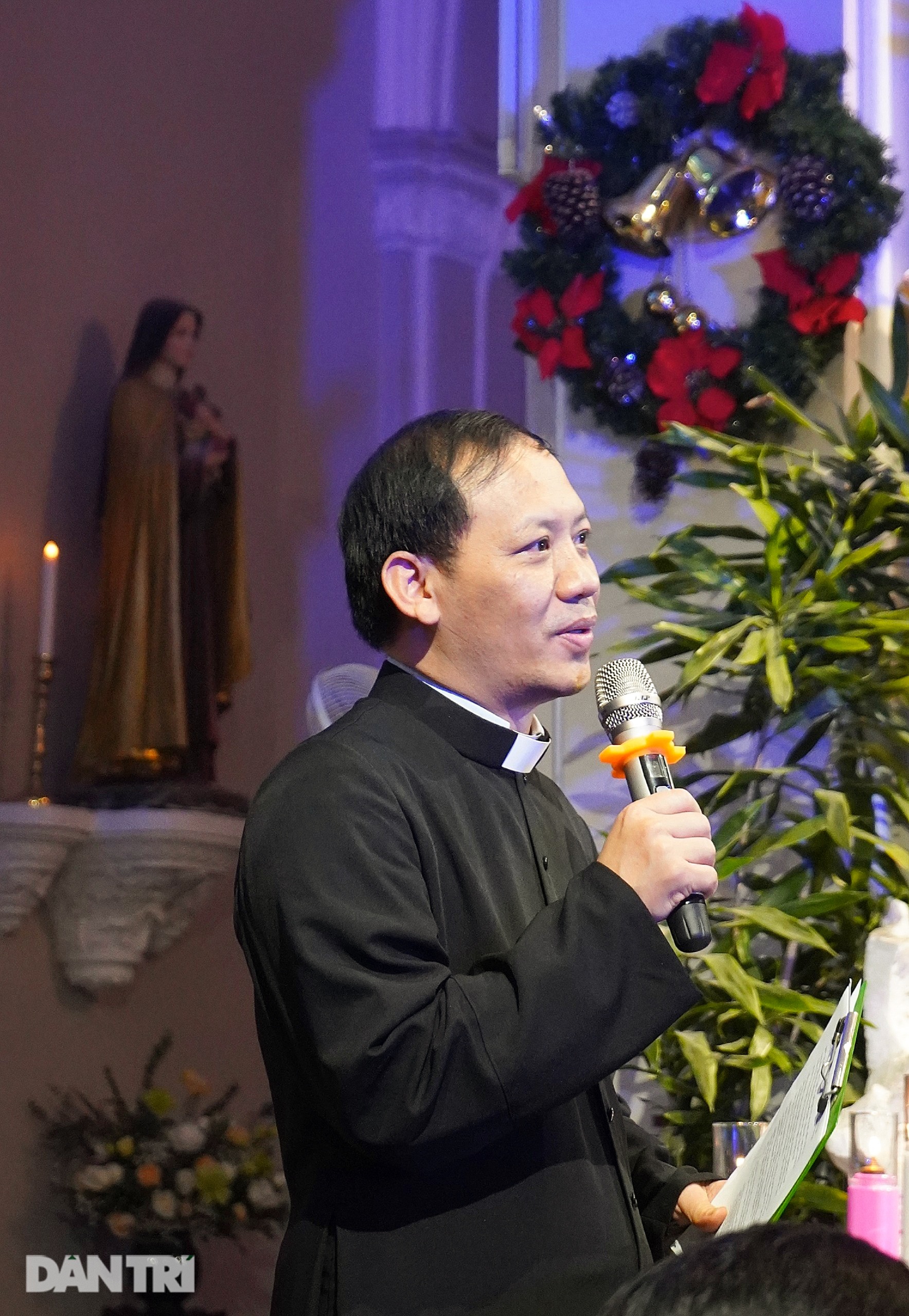 Đêm Giáng sinh đặc biệt chưa từng thấy giữa mùa dịch Covid-19 ở Hà Nội - 12 Đêm Giáng sinh đặc biệt chưa từng thấy giữa mùa dịch Covid-19 ở Hà Nội - 12