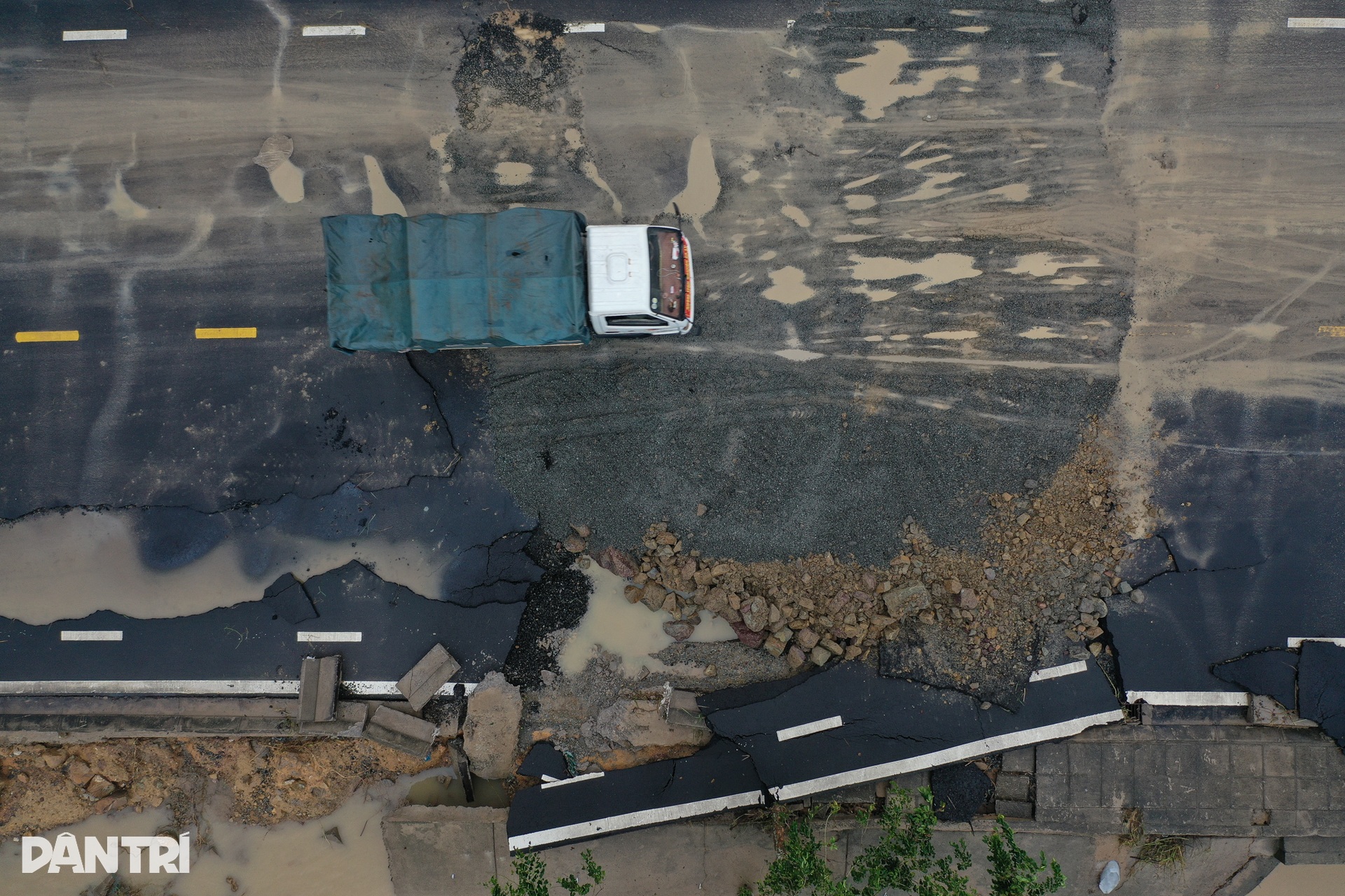 Bàng hoàng sau lũ dữ: Nhà cửa đổ sập, đường xá nứt toác - 7
