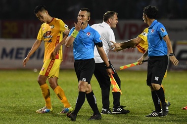 Ban kỷ luật VFF nói không, trợ lý trọng tài tố bị "húc đầu" có trung thực?