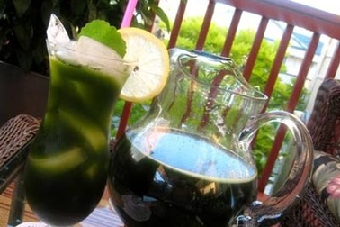 Không nên uống nước rau má thường xuyên