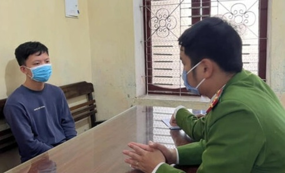 Nam thanh niên giả vờ mua vàng rồi cướp chiếc nhẫn 5 chỉ trên tay chủ tiệm - 1 Nam thanh niên giả vờ mua vàng rồi cướp chiếc nhẫn 5 chỉ trên tay chủ tiệm - 1