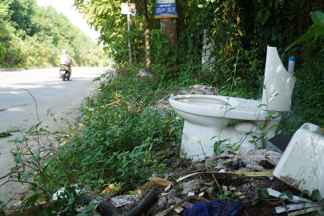 Hà Nội: Rác thải tràn lan trên đại lộ 7.500 tỷ đồng - 2
