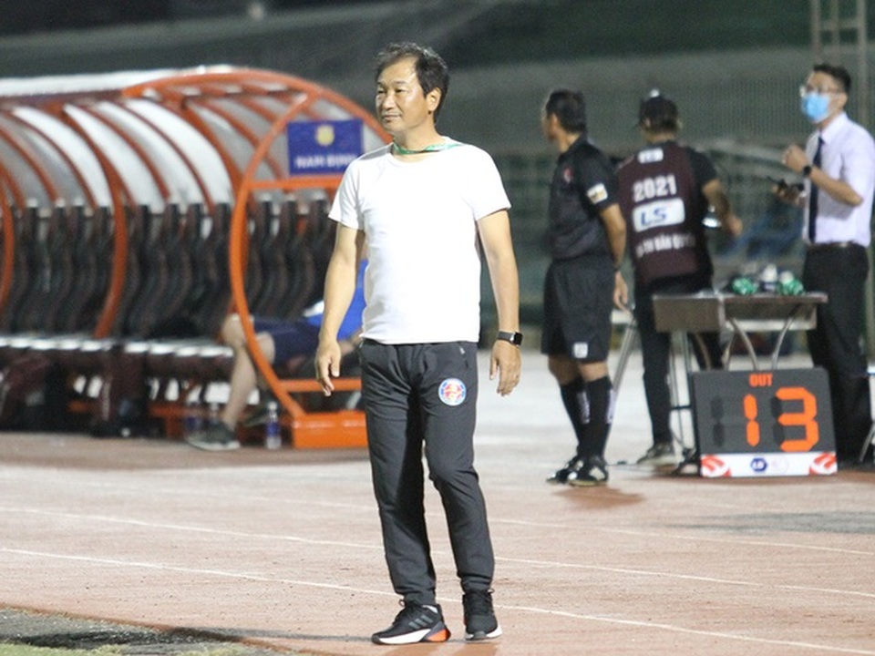 Thầy ngoại ở V-League 2021: Duy nhất Kiatisuk dễ thở - 2 Thầy ngoại ở V-League 2021: Duy nhất Kiatisuk dễ thở - 2
