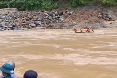 Hai người dân mắc kẹt giữa lũ được giải cứu kịp thời