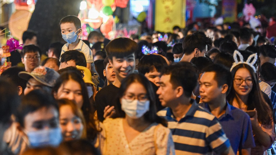 Trung thu: Người lớn chen vã mồ hôi, trẻ em mếu máo vì kẹt giữa biển người - 4