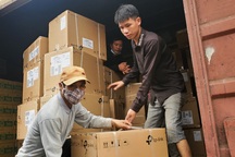 Hà Nội: Cửu vạn "gồng mình" kiếm thu nhập gấp 3 lần trong ngày cận Tết