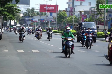 Xăng tăng giá shipper "đau đầu" tìm thêm nghề tay trái