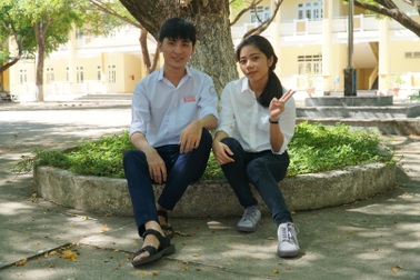 Đôi bạn cùng lớp trường huyện chiếm lĩnh 2 vị trí thủ khoa