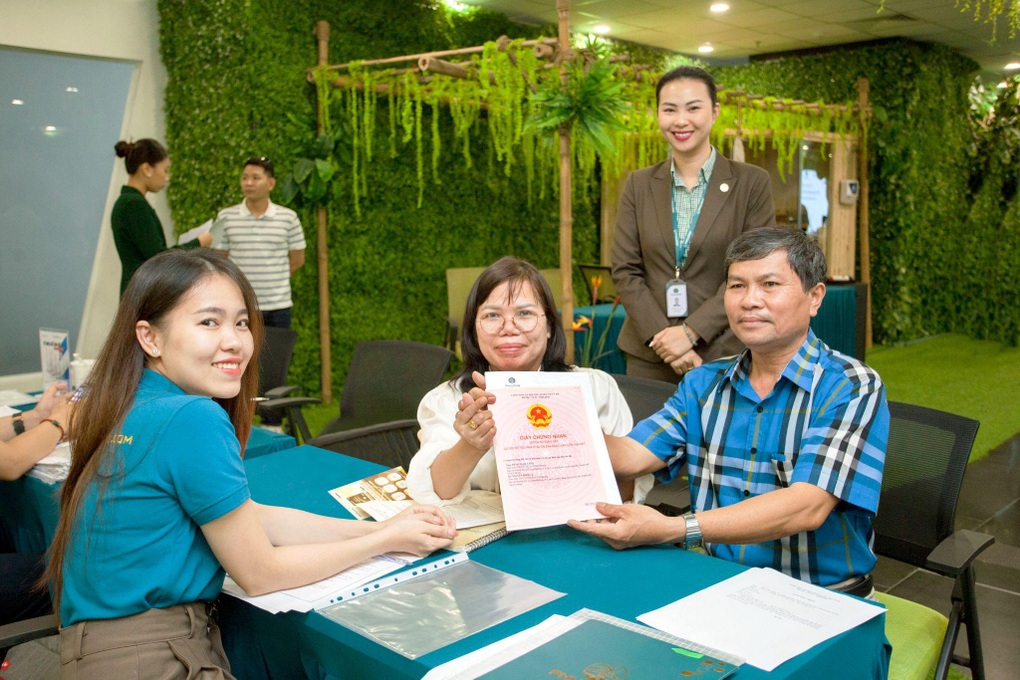 Phú Long trao sổ hồng cho cư dân Dragon Village và Dragon Parc - 8 Phú Long trao sổ hồng cho cư dân Dragon Village và Dragon Parc - 8